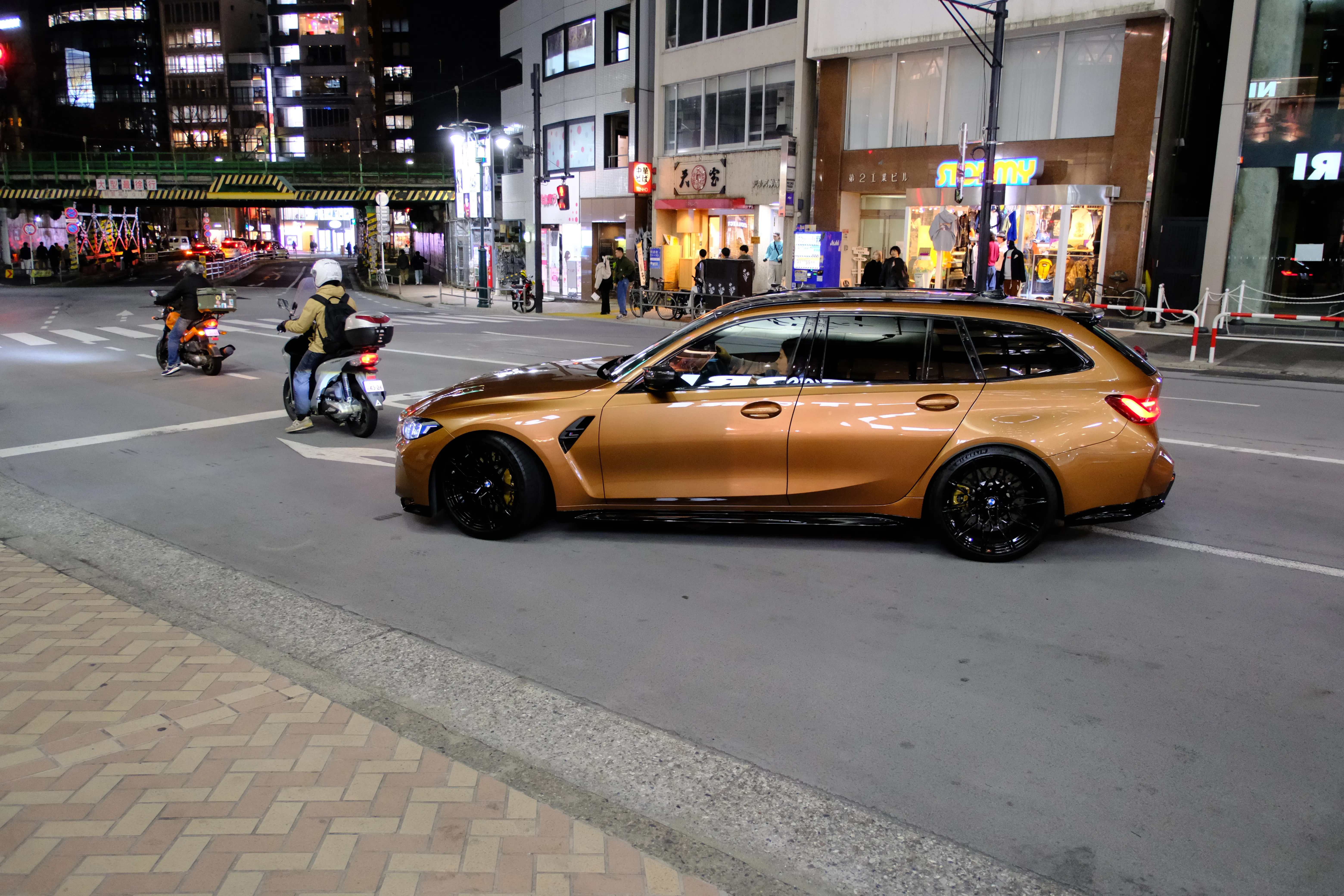 路边的M3 Touring